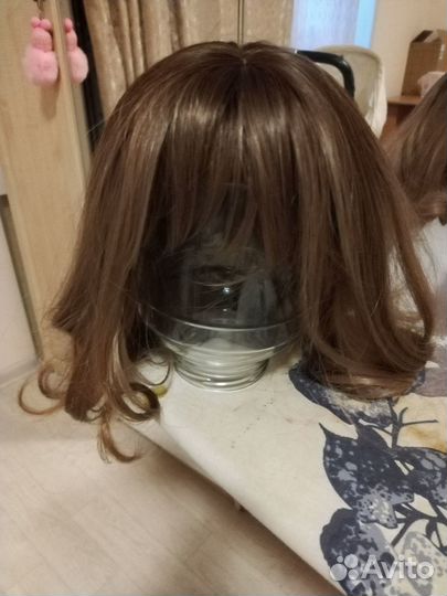 Парик русый волнистый с челкой