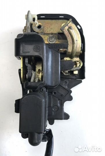 Замок двери левый задний Мазда 626 1995г 1.8л