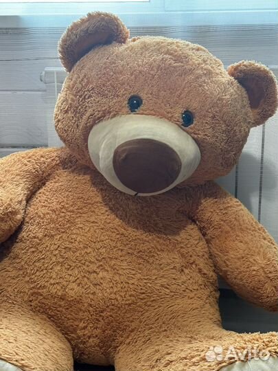 Большой плюшевый медвеженок