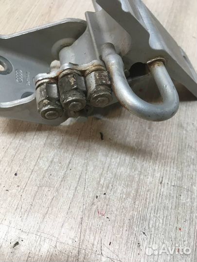 Б/У Петля двери передней левой нижняя Audi#002