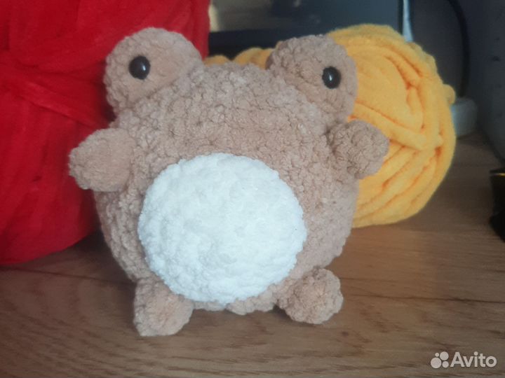 Вязаная игрушка лягушка