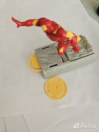 Игрушка железный человек марвел из киндер макси