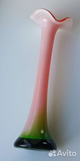 Ваза СССР Цветное стекло Гутная т. Красный май