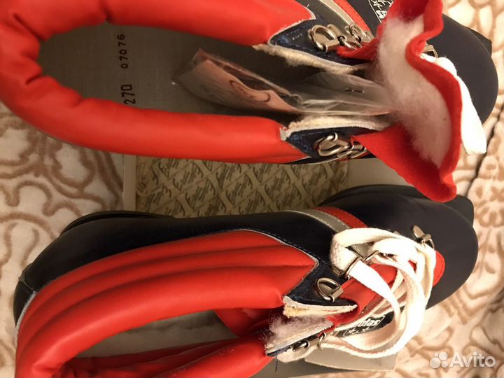 Лыжные ботинки ретро