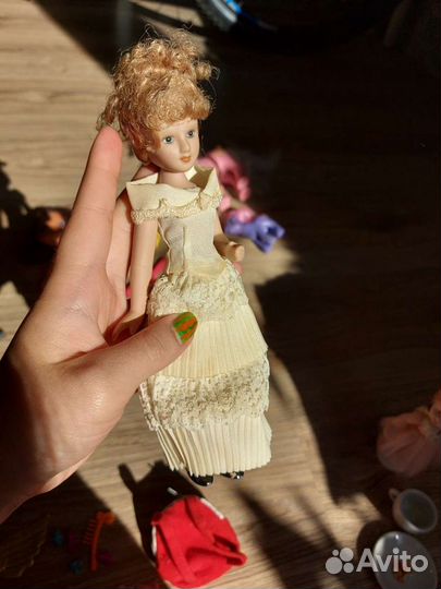 Фарфоровые куклы и сервиз