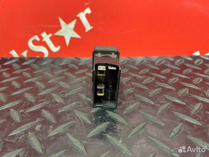 Кнопка стояночного тормоза