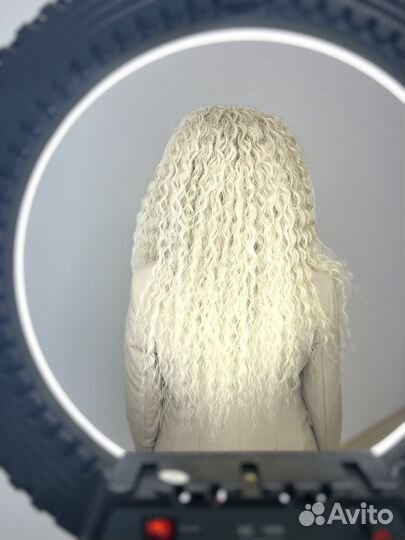 Модель на афрокудри афролоконы