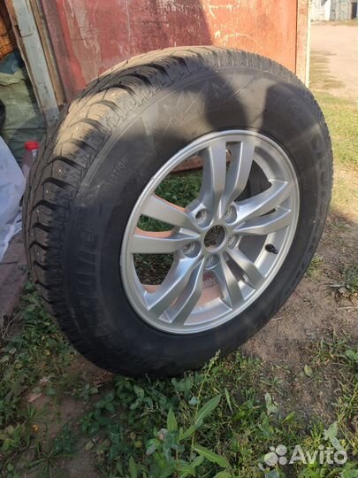 Bridgestone Ice Cruiser 7000 215/70 R16 100T