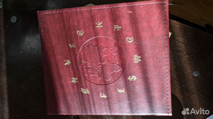 Альбом с коллекционными монетами