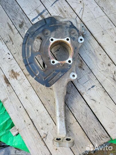 Мало б.у. кулак передний правый Genesis G80