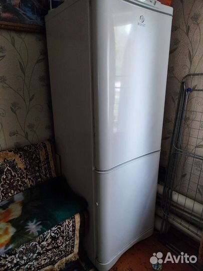 Холодильник бу indesit