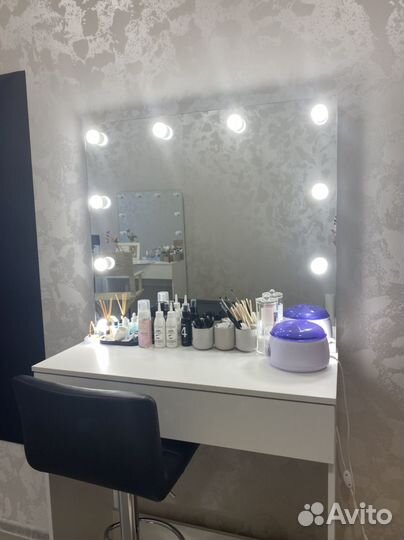 Туалетный столик с зеркалом и подсветкой