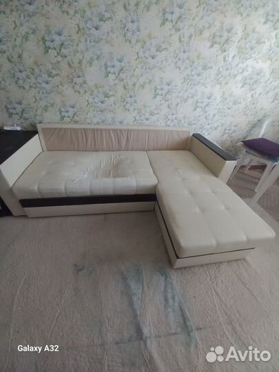 Замкожаный угловой диван бу