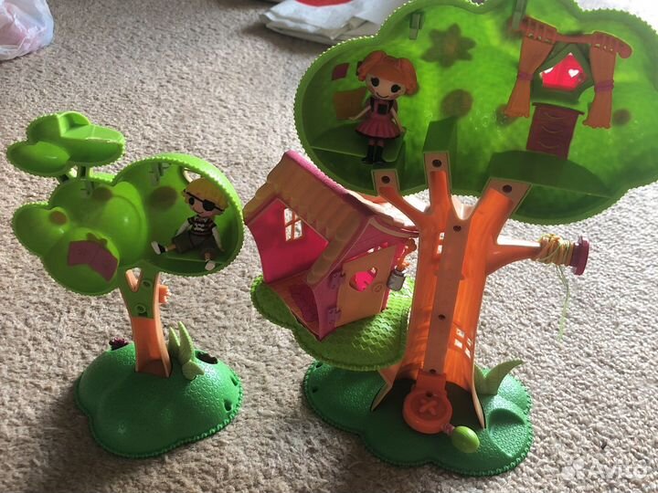 Дерево-домик с двумя персонажами в подарок