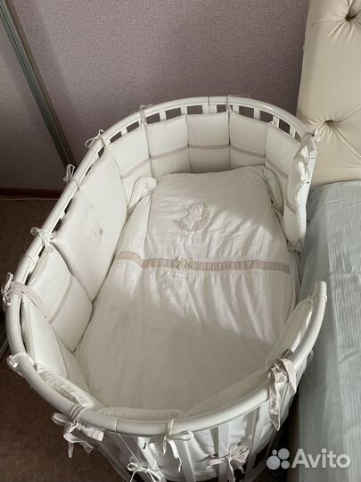 Комплект в овальную кроватку perina