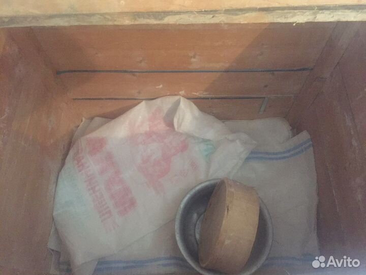 Деревянный большой ларь для муки