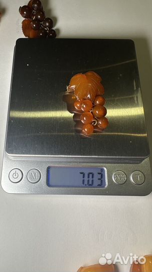 Брошь виноград янтарь