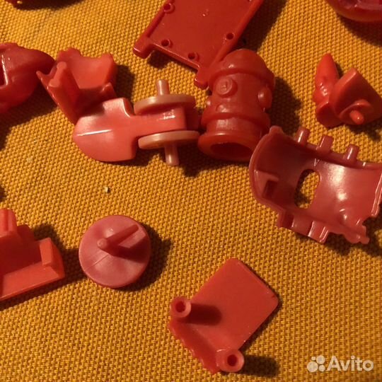 Лом кусочки от фигурок киндер сюрприз