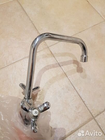 Смеситель для кухни с поворотным изливом