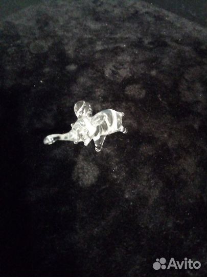 Стеклянный слоненок на лаве Этны, рыбка, собака