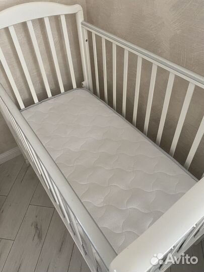 Детская кроватка с маятником