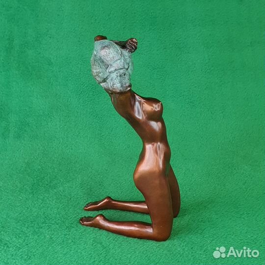 Статуэтка бронзовая Девушка на коленях раздевается