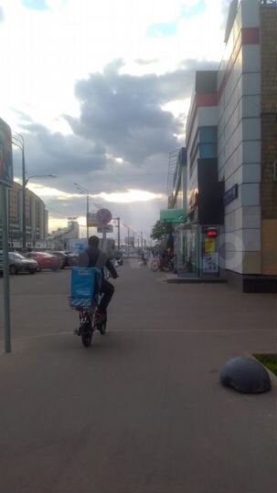 Торговая площадь 10м проспект жукова много людей