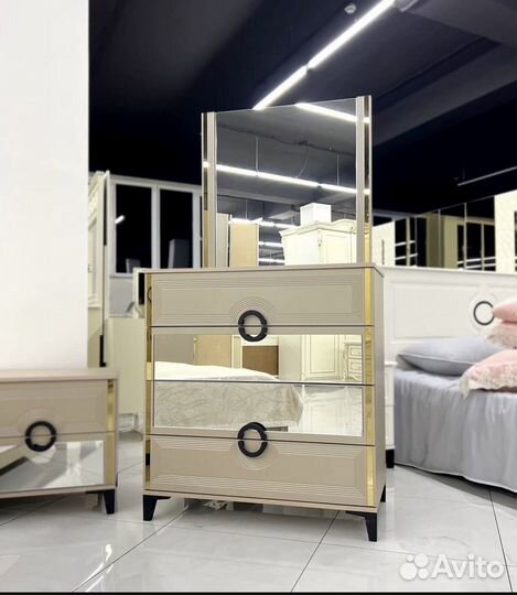 Комод бу и две тумбы прикроватные бу