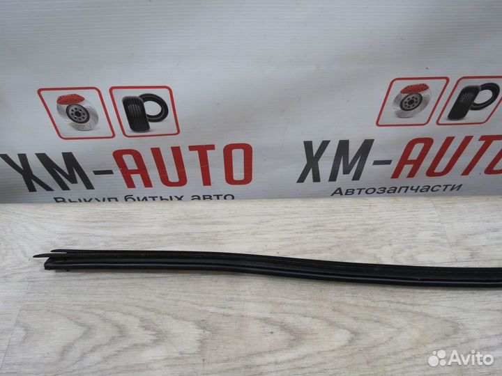 Уплотнитель двери передний левый Kia Rio 4