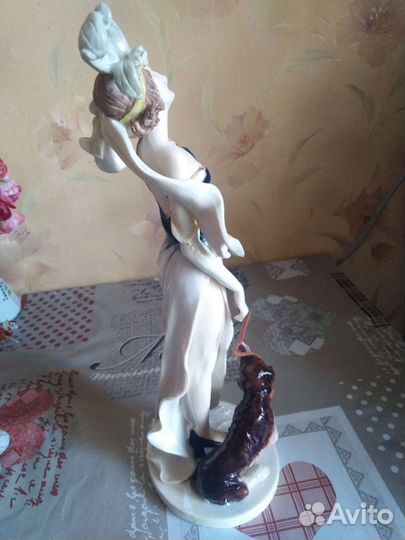 Статуэтка дама собакой