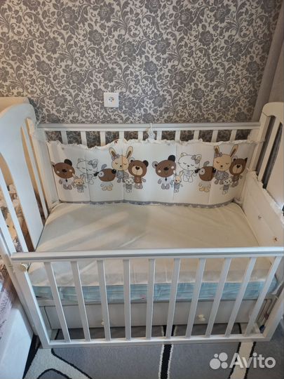 Детская кроватка с маятником