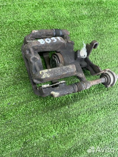 Суппорт тормозной задний левый Opel Astra J GTC