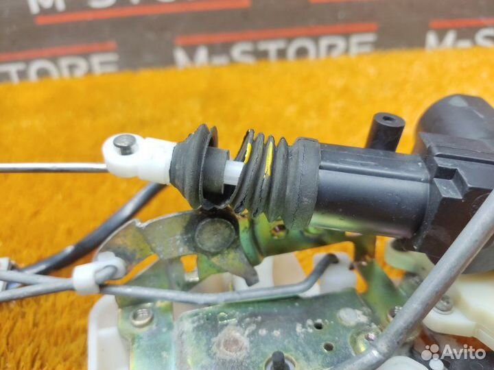 Замок двери передний правый Honda Civic EK2