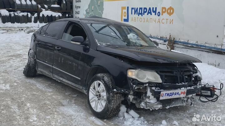 Молдинг двери передней правой Volkswagen Passat (B