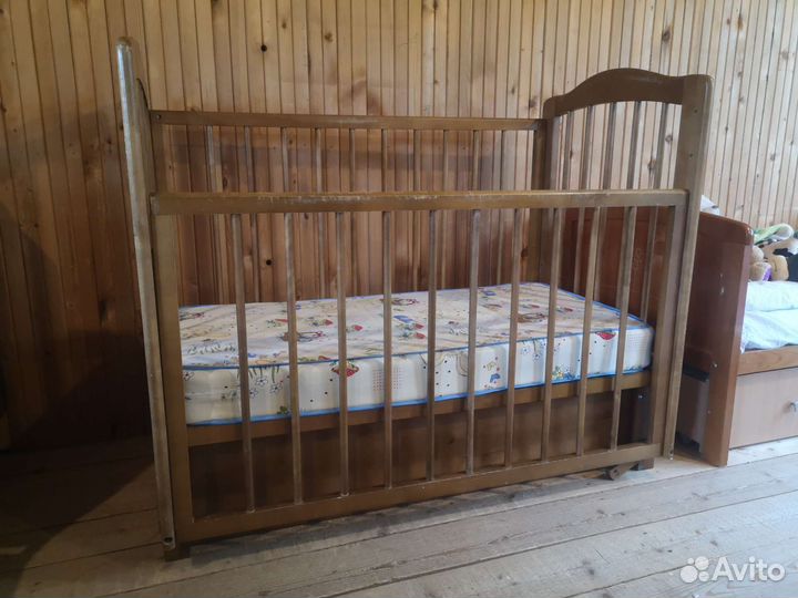 Кроватка детская с маятником и ящиком