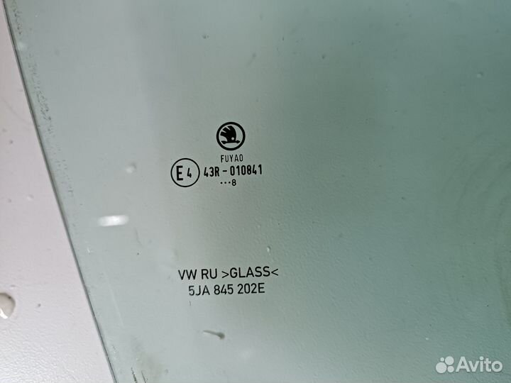 Стекло передней правой двери Skoda Rapid