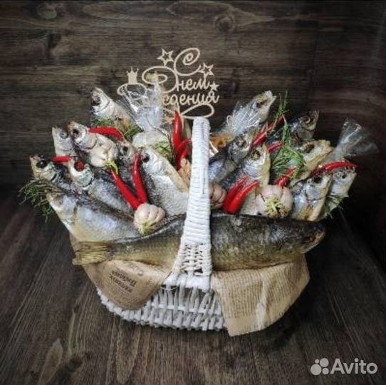 Подарочная корзина с рыбой. Подарок мужчине
