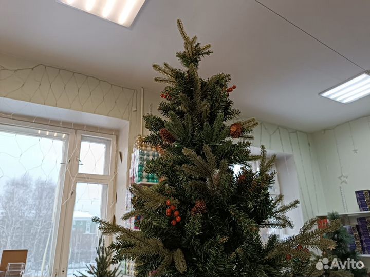 Елка искусственная с рябиной не заснеженная