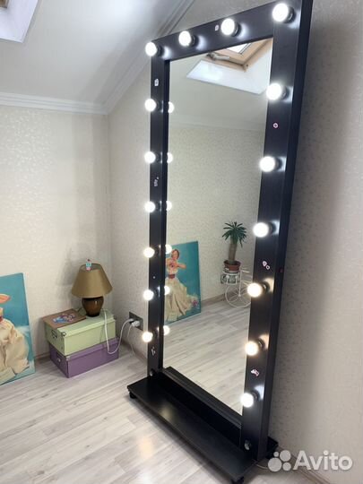 Гримерное зеркало с лампочками