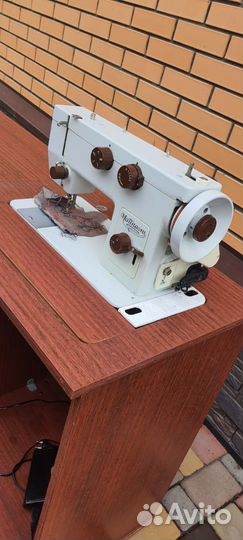 Швейная машина Чайка 143
