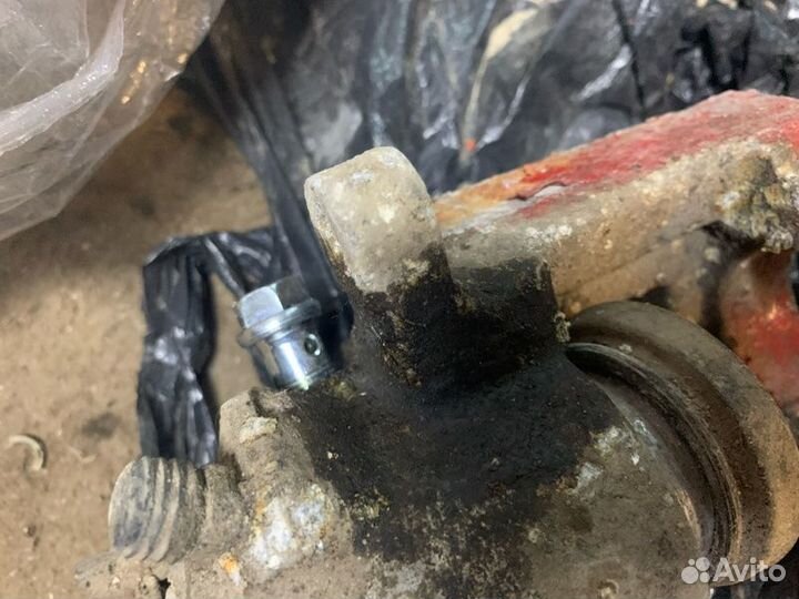 Суппорт тормозной задний левый Volkswagen Golf