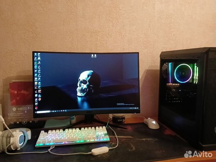 Игровой компьютер с монитором и клавиатурой