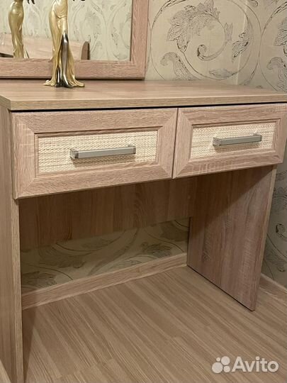 Продам туалетный столик и красивое зеркало