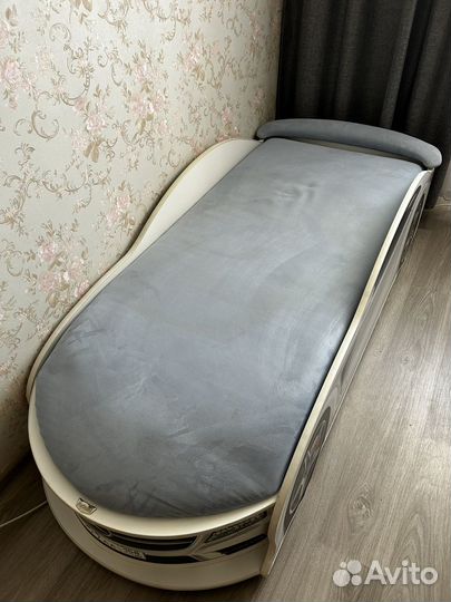 Детская кровать-машинка