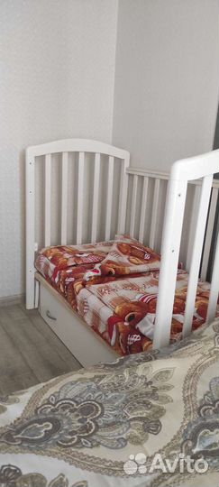 Детская кроватка с маятником и ящиком