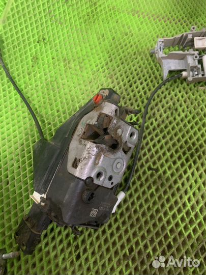 Замок двери задней правой Peugeot 308