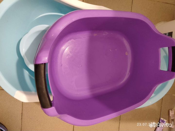 Детская ванночка и большой тазик для одежды