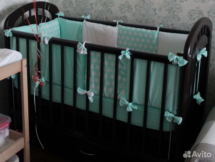 Детская кроватка с маятником и ящиком