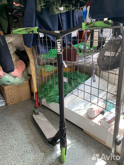 Трюковой самокат limit LMT черно/зеленый