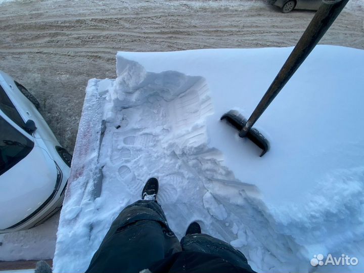 Чистка кровли от снега. Профессиональный альпинизм